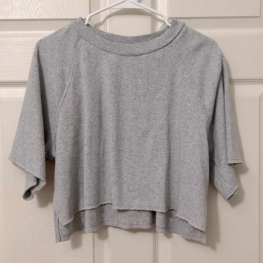 Cropped grey shirt
